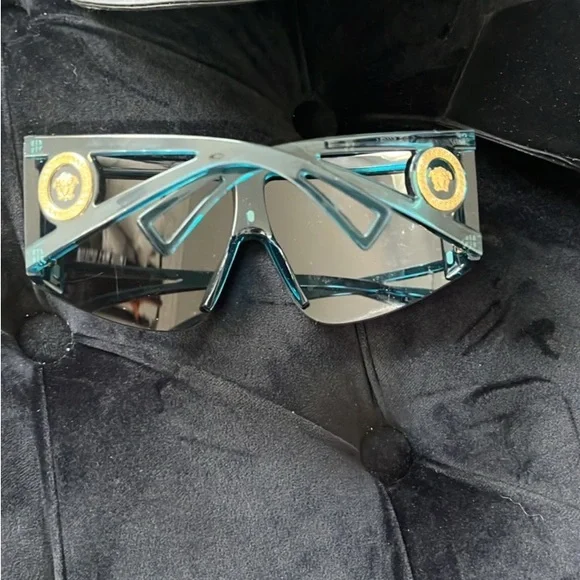 Versace - Picture 2 of 5